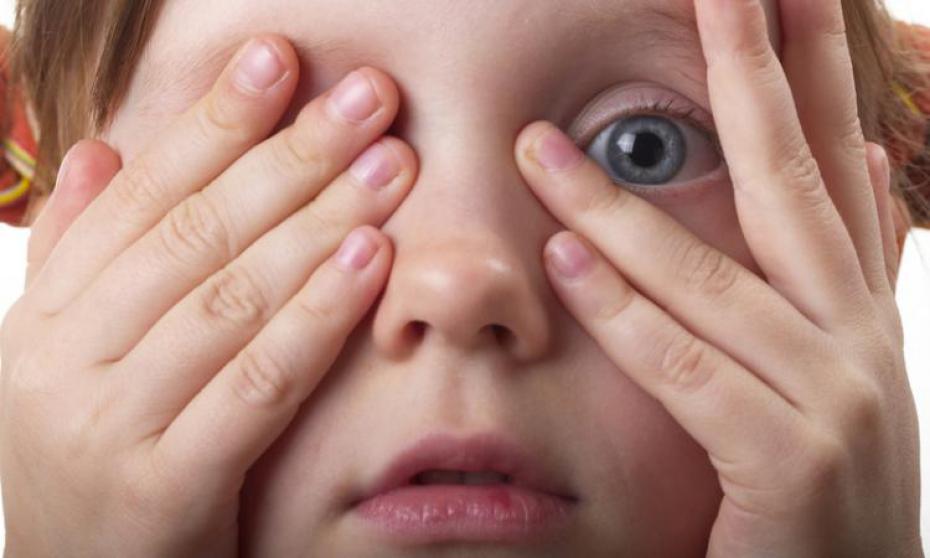 Ребёнок часто моргает и жмурится: тики или норма