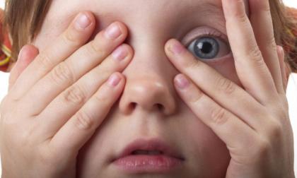 Ребёнок часто моргает и жмурится: тики или норма