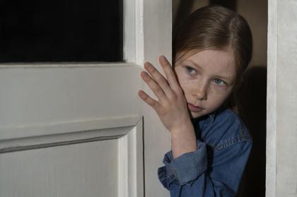 Детские страхи: что делать, если ребенок боится темноты, врачей или оставаться один
